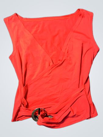 Rotes ärmelloses Wickeltop mit Schnallendetail