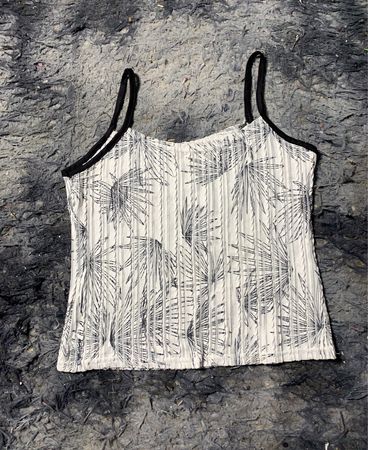 Weißes Tanktop mit schwarzem Palmblattdruck