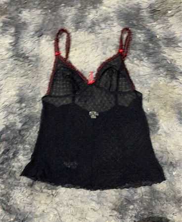 Schwarzes Trägerhemd mit roter Borte