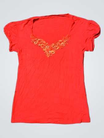 Rotes T-Shirt mit verziertem Ausschnitt