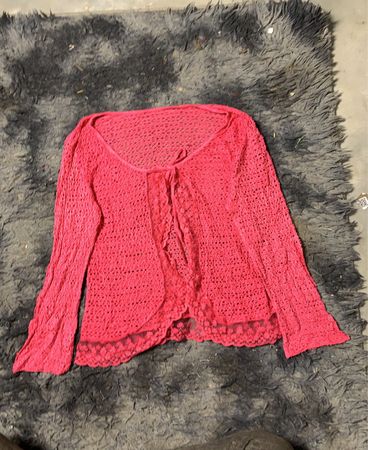 Rosa gehäkelter Cardigan mit Spitzenbesatz