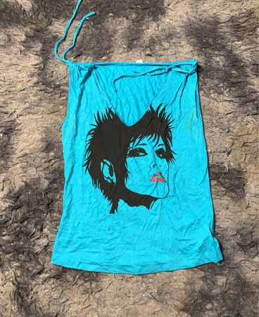 Blaues Tanktop mit grafischem Druck