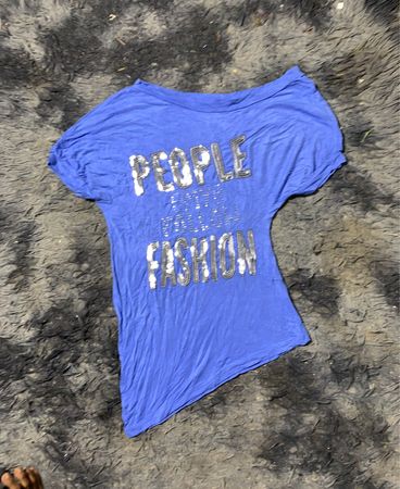 Blaues T-Shirt mit "PEOPLE WEAR FASHION" Grafik