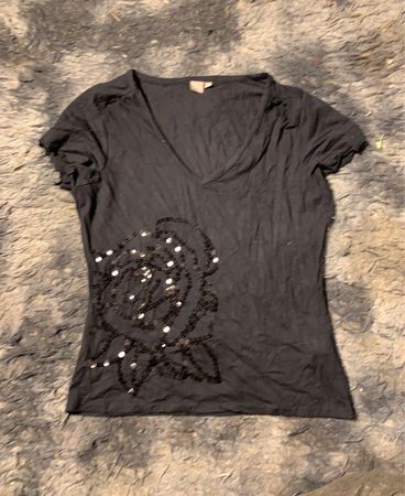Schwarzes T-Shirt mit Pailletten-Rosenmuster