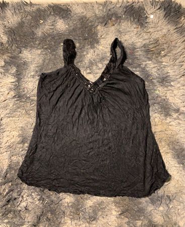 Schwarzes Tanktop mit Pailletten-V-Ausschnitt