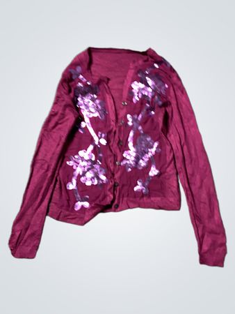 Lila Strickjacke mit floralen Pailletten
