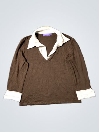 AUTONOMY Langarmbraunes V-Ausschnittshirt mit gestreiftem Kragen und Manschetten