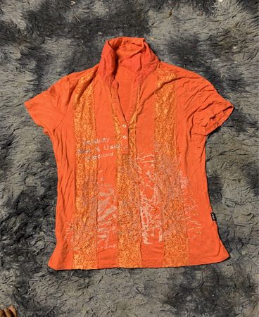 Orangenes Kurzarm-Henley-Oberteil mit Spitzen Detail