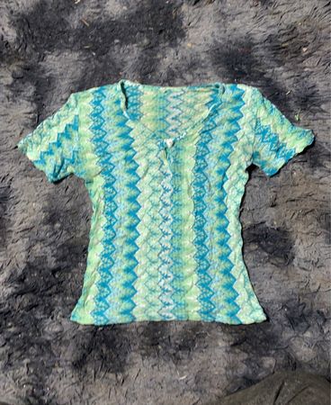 Grün und Blau Gestreiftes V-Ausschnitt T-Shirt