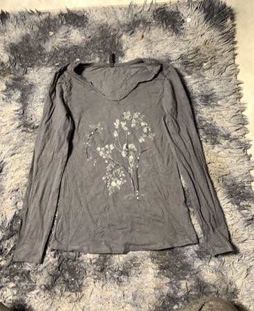 Graues Langarmshirt mit Blumenmuster