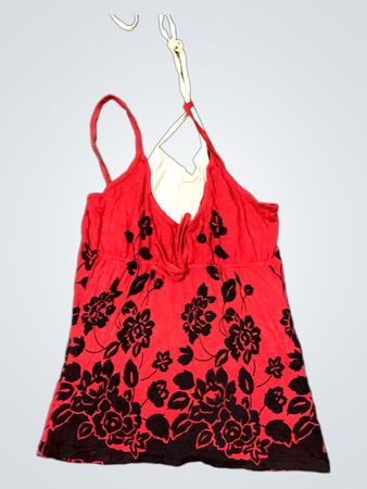 Rotes Blumenshirt mit Halterträgern
