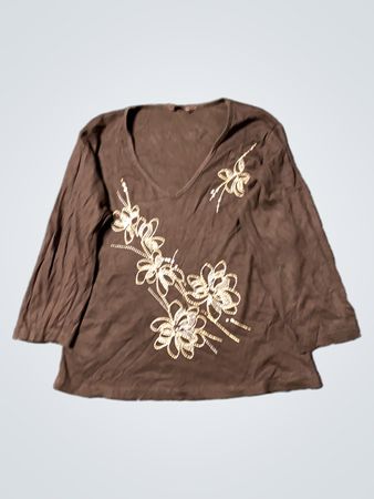 Braunes V-Ausschnitt Hemd mit 3/4-Ärmeln und floralem Schmuck.