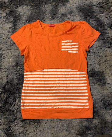 Orangenes T-Shirt mit weißen Streifen und Tasche
