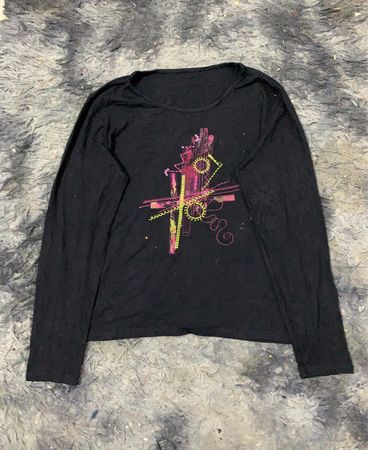 Schwarzes Langarm-T-Shirt mit grafischem Druck