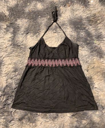Schwarzes Neckholder-Top mit Zickzack-Borte