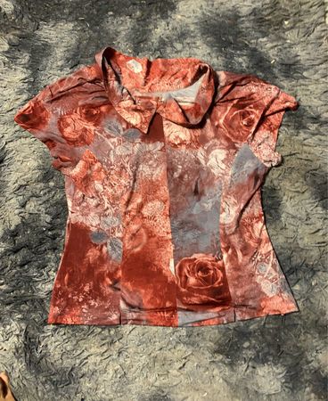 Rotes Blumenmuster mit Kragen Oberteil