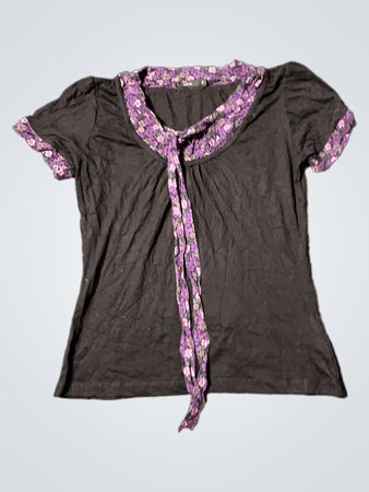 Schwarzes kurzärmeliges Oberteil mit lila floralem Besatz und Schleife
