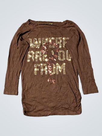Braunes Langarmshirt mit dem Text "WOHER KOMMST DU?" und Fragezeichen aus Pailletten.