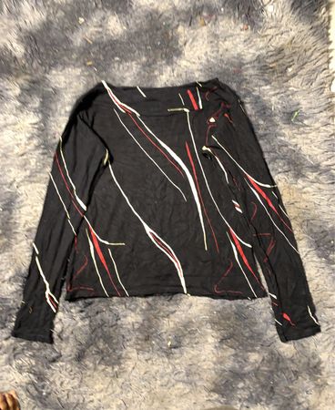 Schwarz langärmliges Shirt mit abstraktem rot-weißen Muster