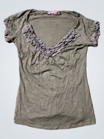 Pretty Girl Graue Rüschenshirt mit V-Ausschnitt