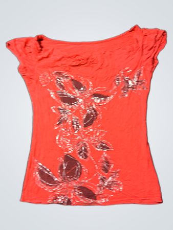 Rotes T-Shirt mit floralem Design