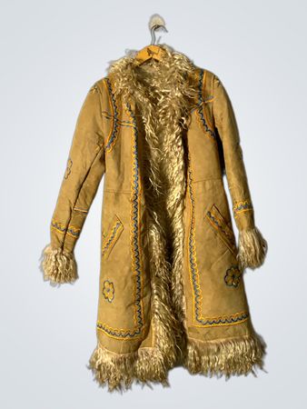 Veste en daim marron avec bord en fourrure et broderies