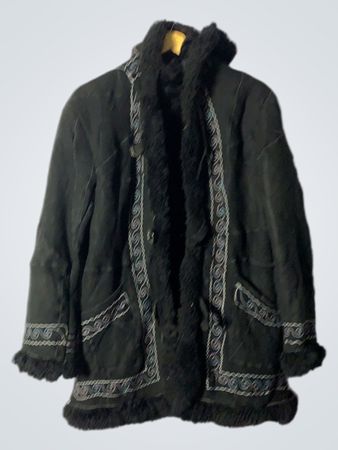 Robe en fourrure synthétique noire avec bordure