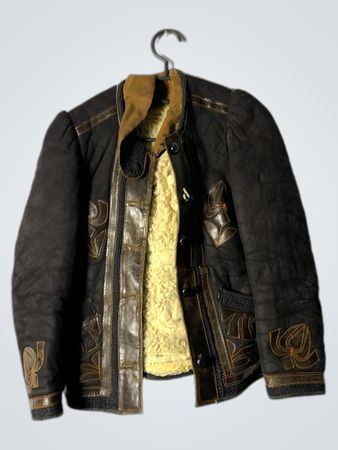 Veste noire avec garniture en cuir marron et doublure en fourrure.