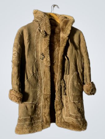 Manteau en daim marron avec doublure en fourrure et fleurs brodées