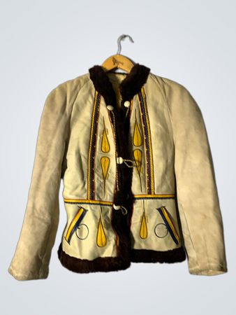 Veste brodée crème avec bord en fourrure brune