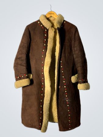 Manteau en daim marron doublé de shearling avec broderie