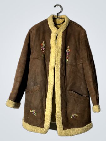 Manteau en cuir retourné marron avec des fleurs brodées