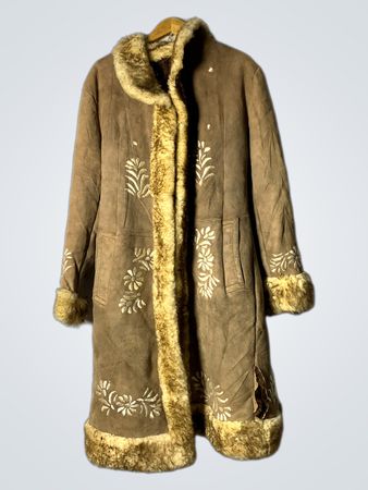 Manteau en daim marron brodé avec garniture en fourrure