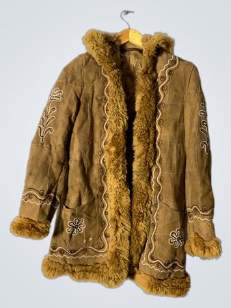 Manteau en suede marron avec bordure en fourrure et broderies