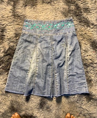 Denimrock mit Paillettenverzierung