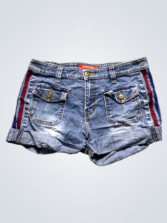 Hard+Edge Denim-Shorts mit roten und blauen Streifen