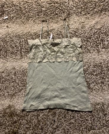 Hellgrüne Ripp-Camisole mit Spitzenbesatz
