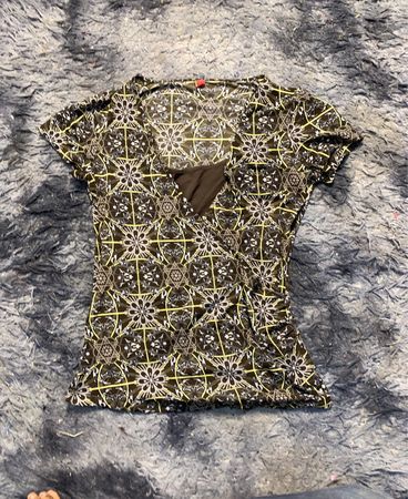 Gemustertes V-Ausschnitt-T-Shirt