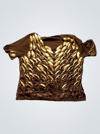 Braunes T-Shirt mit goldenen Verzierungen