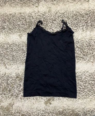 Schwarze Spaghettiträgershirt mit Spitzenbesatz