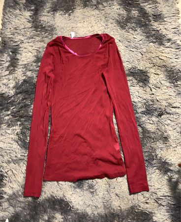 Rotes Langarmoberteil