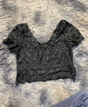 Schwarzes Spitzen-Crop-Top