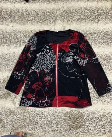Schwarz-rot gemusterte Bluse mit langen Ärmeln