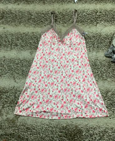 Nachthemd mit Floralprint und Spitzenbesatz
