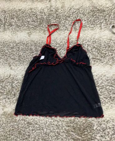Schwarzes Babydoll mit rotem Saum