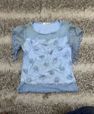 Blaues transparenter Mesh-Top mit Verzierungen