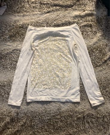Weißes Langarmshirt mit goldener Verzierung