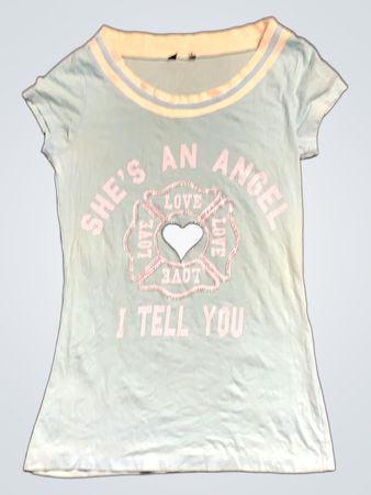 Hellblaues T-Shirt mit der Grafik "SHE'S AN ANGEL LOVE I TELL YOU