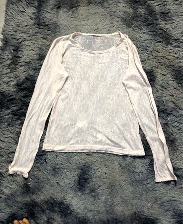 Weißes Spitzenshirt mit langen Ärmeln