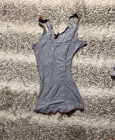 Graues Tanktop mit rotem Rand